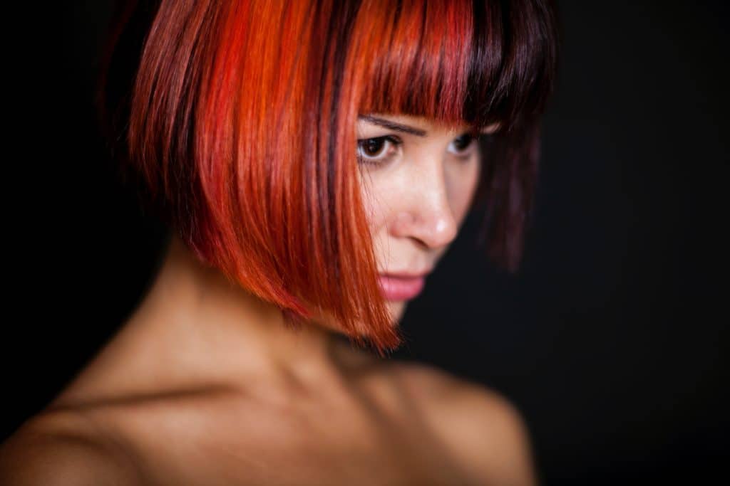 Imagen de una mujer con media melena de color rojo.