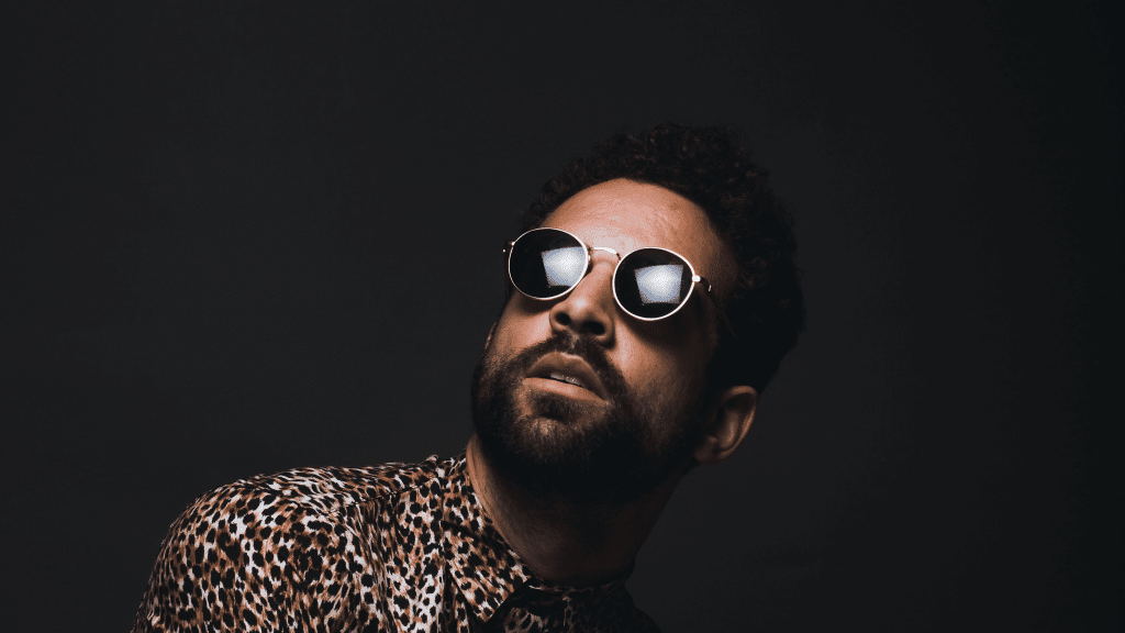 Hombre con gafas de sol.