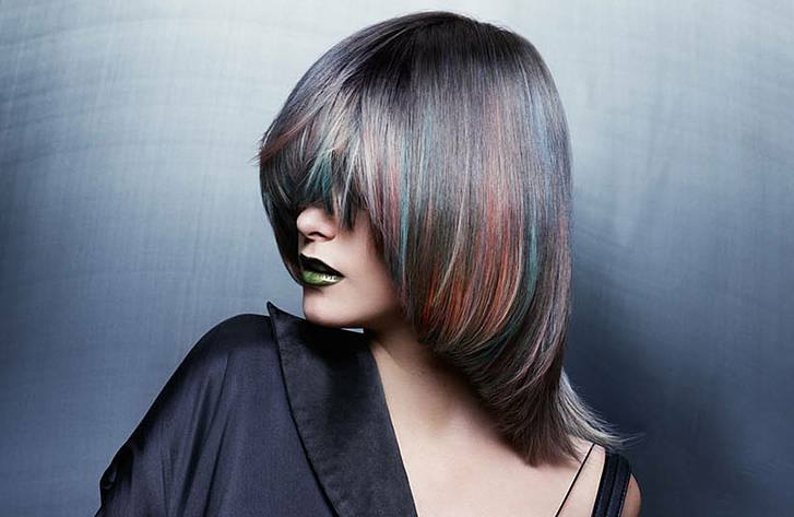 Imagen de una mujer con pelo de color azul