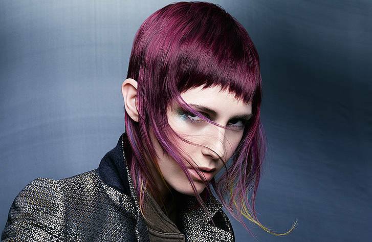 Imagen de una mujer con pelo de color caoba.